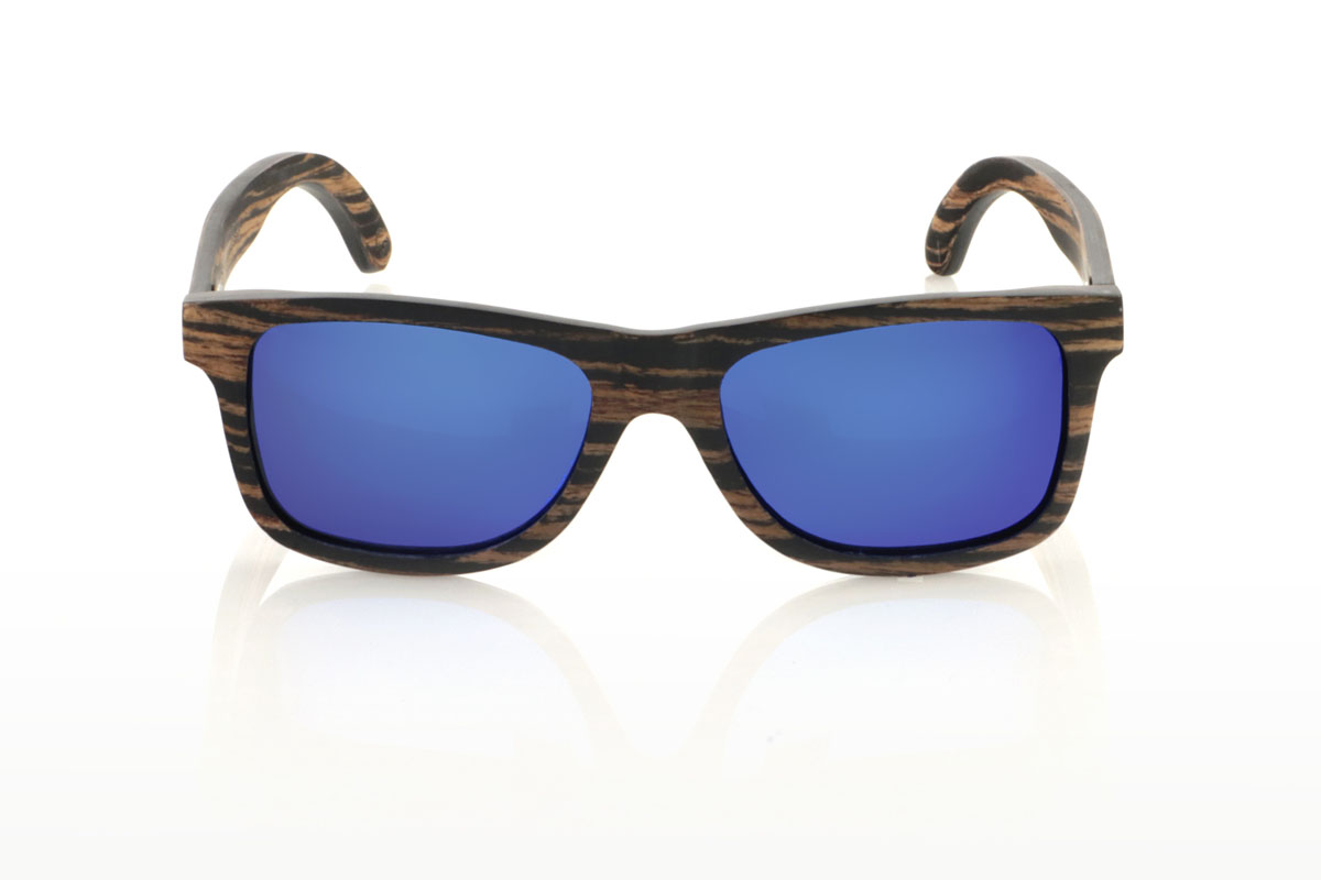 Wood eyewear of Ebony PARIS. PARIS wooden sunglasses feature a classic silhouette with a more square touch and a medium size, ideal for those looking for a timeless style with a perfect fit. This model is entirely made of African ebony wood, with an impressive grain in black and brown tones, which provides an air of sophistication. With measurements of 148x45 and a caliber of 54, the PARIS are perfect for those who value durability and design in their accessories. This pair is not only a complement to your outfit, but a statement of style and appreciation for natural details and quality craftsmanship. for Wholesale & Retail | Root Sunglasses® 